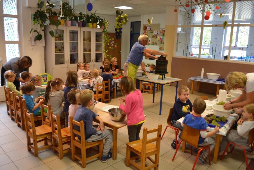 SZÜRETI MULATSÁG AZ ÓVODÁBAN Az óvodában október 20-án rendeztük meg a szüreti mulatságot.