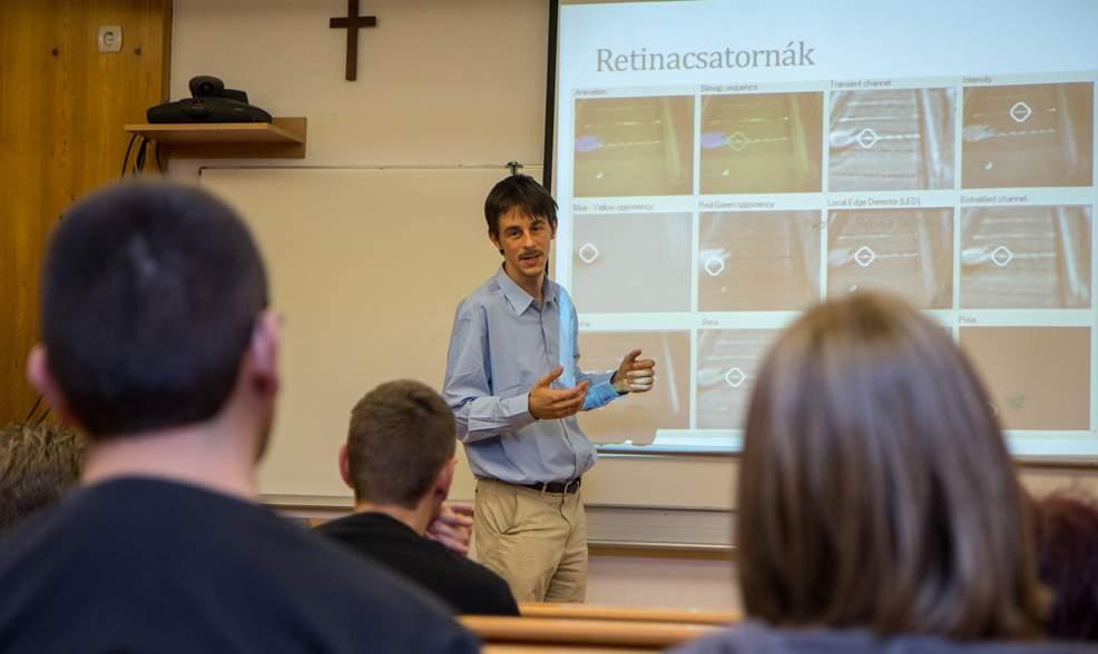 A Műszaki informatikus egyetemi szak kifuttatásával párhuzamosan 2008 szeptemberében elindítottuk a Mérnökinformatikus MSc képzésen is az oktatást. A Magyar Akkreditációs Bizottság 2006.