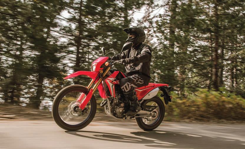 BÁRMIRE KAPHATÓ A CRF250R stílusában folytatja pályafutását a sokoldalú, bármilyen szerepkörre alkalmas CRF250L.