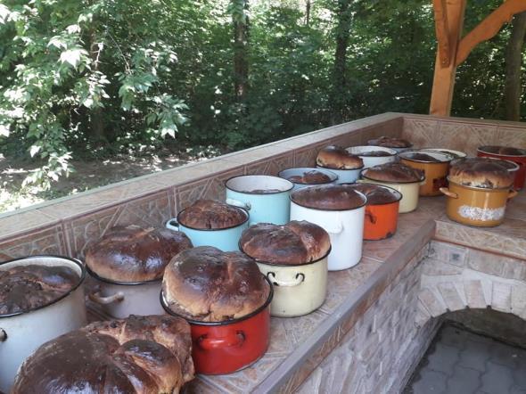 8 liter tej ½ kg zsír 1 kocka ráma margarin 1 üveg folyékony édesítő 11 csipet só 13 db nagy kuglóf lesz belőle 11 kg lisztet átszitálunk, hozzáadjuk a 11 csipet sót. 8 l tejelt meglangyosítjuk.