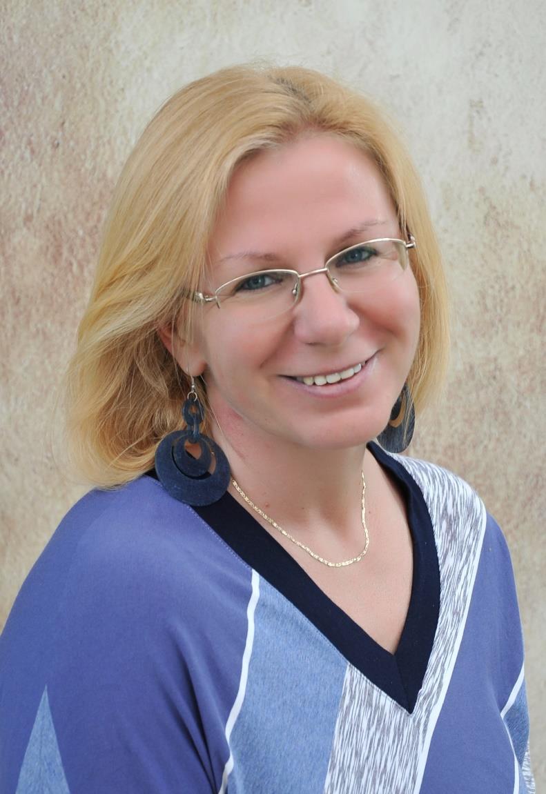 BEMUTATKOZNAK AZ OSZTÁLYFŐNÖKÖK Hiszem, hogy mindenki szerethető valamiért és mindenki tehetséges valamiben! Fülöp Hedvig vagyok, a gyerekeknek Hédi néni.