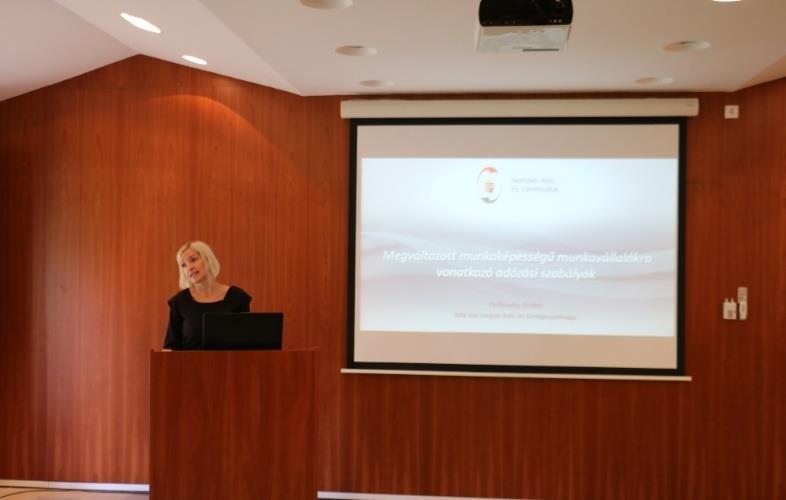 A program következő elemeként Petkovits Anikó - ügyfélszolgálati és sajtóreferens - Nemzeti Adó- és Vámhivatal Vas Megyei Adó- és Vámigazgatóságának munkatársa tartott előadást, aki nagyon részletes