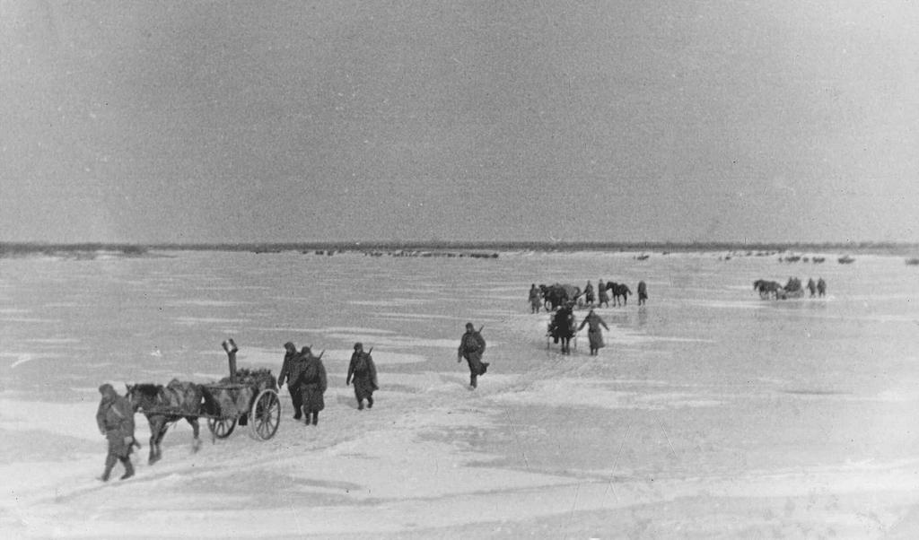 a nehézfegyvereket és a páncélelhárításra beállított lövegeket. A védelembe való betörés után a harckocsik a szárnyak ellen fordultak.