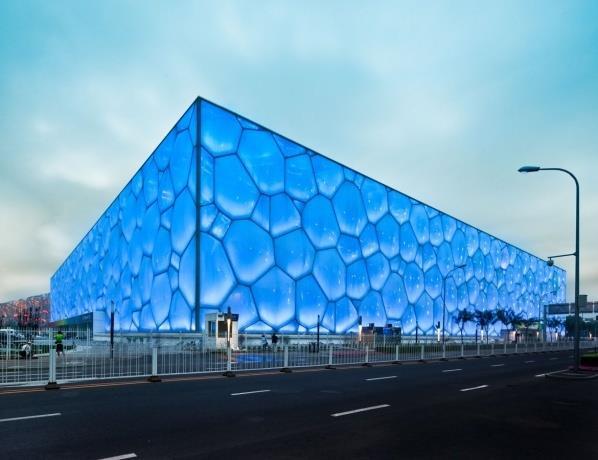 Ennek egyik szép példája a pekingi olimpiára megépült vízi komplexum, a WaterCube, vagy a müncheni Allianz stadion, de szinte bármely beépítést említhetnénk.