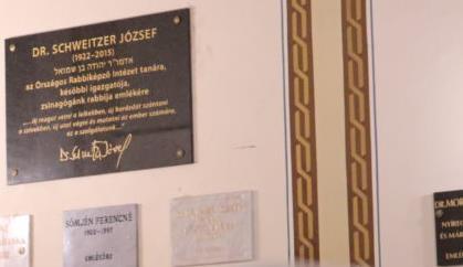 emlékmécsesekkel Prof.