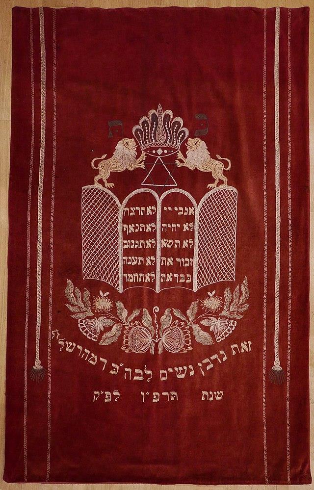 asztalon és az