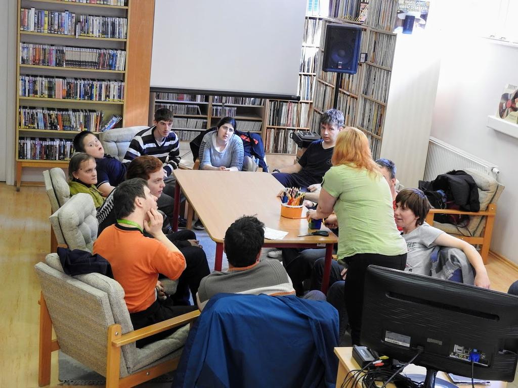 társalgási klub működik a könyvtárban a Vadvirág Esély Klub tagjainak a közreműködésével.
