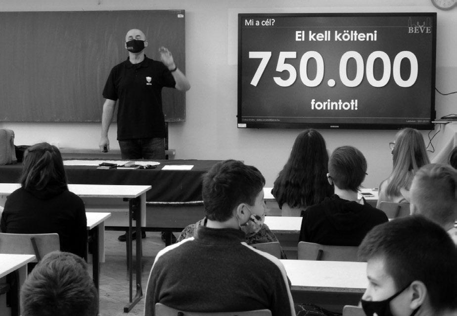 OTTHONUNK LAKITELEK INTÉZMÉNYI HÍREK p 7 Iskolánk hírei Boldog új esztendőt, jó egészséget, soksok örömöt kívánunk Kedves Mindnyájuknak!