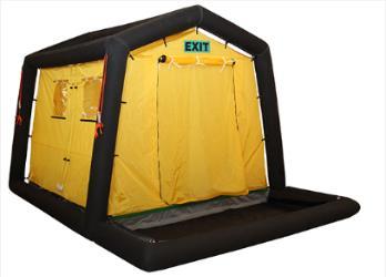 (HxSzxM): 70 x 45 x 30 cm - tömeg: 25 kg DS0017 Négyszemélyes mentesítő sátor - szükséges terület: 7,5 m² - külső méret (HxSzxM): 234 x 310 x