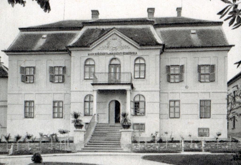 szervezésében, villája 1896-ra épült (Blaha L. u. 5.) meg. Több novelláskötete jelent meg, színművét Balatonfüreden is bemutatták. 1931. december 28.