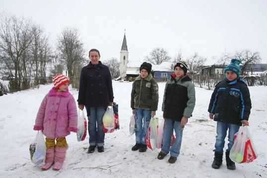 19 majd a feje is előbukkant. Most az ő szemében láttunk aggodalmat. Jól vagytok gyerekek? Már jó ideje eljöttetek, és nem jelentkeztetek. Aggódtam értetek, és szerintem a szüleitek is.