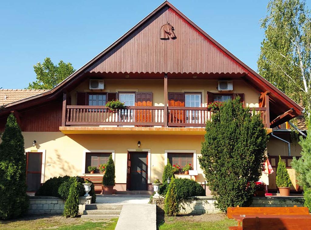 Gyönyörű tóteraszunk alkalmas meghitt polgári szertartásokhoz,