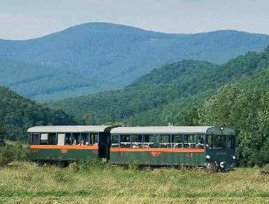 és a hegyi turistautak csomópontjában fekvő Királyrét között.