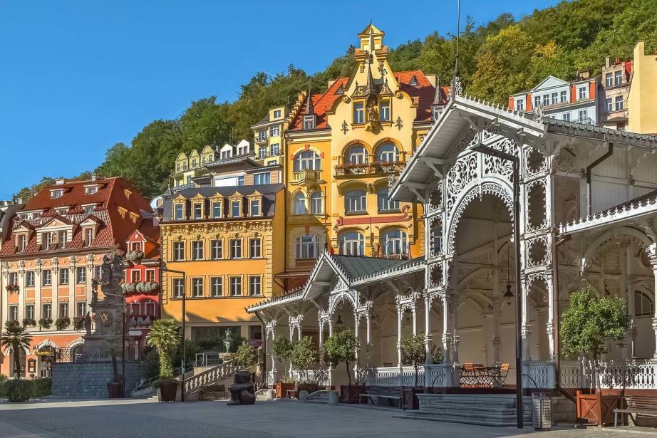 De Karlovy Vary esetében sem a gyógyvíz jelenti az egyetlen vonzerőt a település iránt érdeklődők számára.