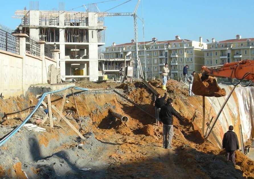 Şekil 5.5 : Kırılan su borusu. hareketlerini yapmış olabilir. Geri analiz bu kayma mekanizmalarını da değerlendirecek şekilde yapılmıştır. 1 2' 2 Tek Seferde Kayma (a) Progresif Kayma (b) Şekil 5.