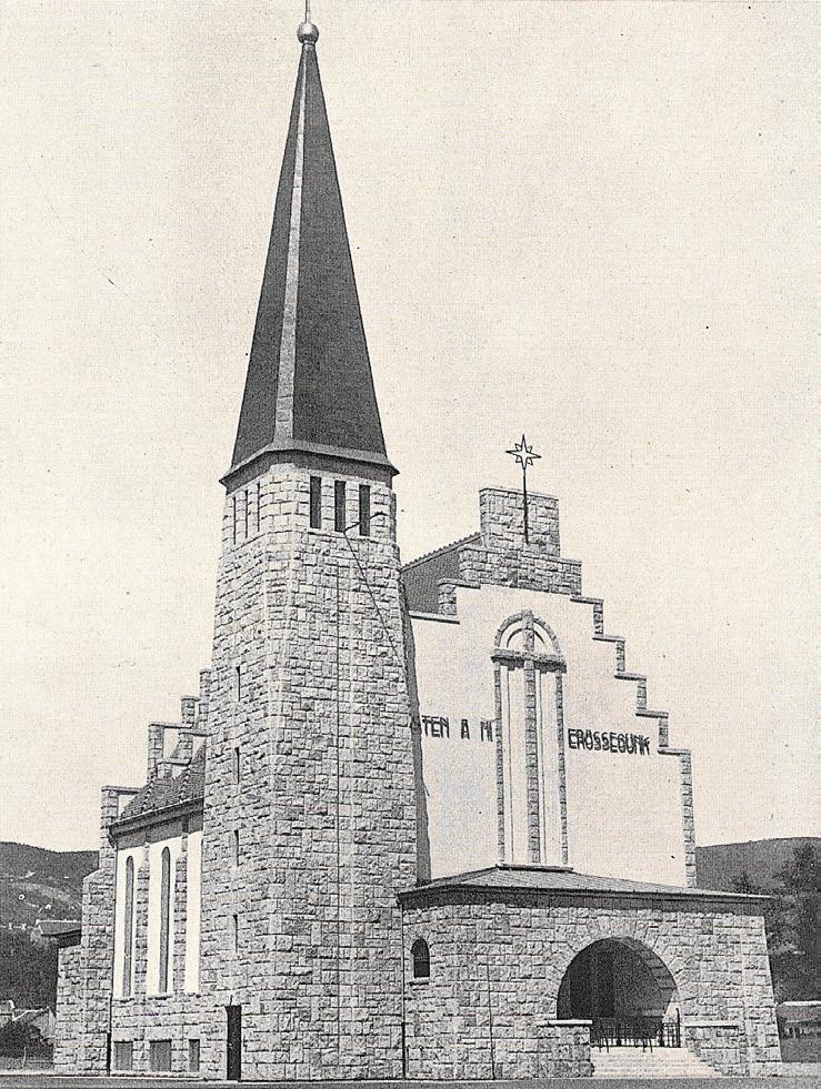 278 Marótzy Katalin 5 6. kép. Az óbudai evangélikus templom 1935-ben és a belső tér 1943-ban (Györgyi 1935. 5; MMÉENSz 3 [1943] 24) rében eltalálta egy német gyújtóbomba.