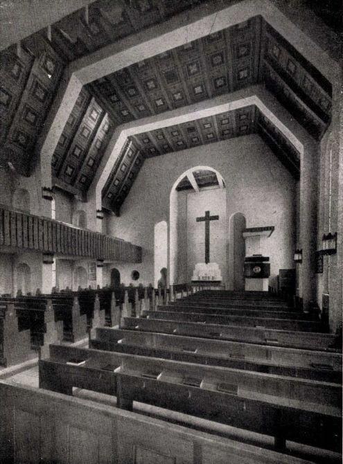 78 A 450 ülőhelyes belső tér középtengelyéhez három félköríves nyílással kapcsolódik a szentély, a korabeli bemutatás szerint: Az apsis nagyobb terjedelmű középíve az oltárt mutatja, míg a két