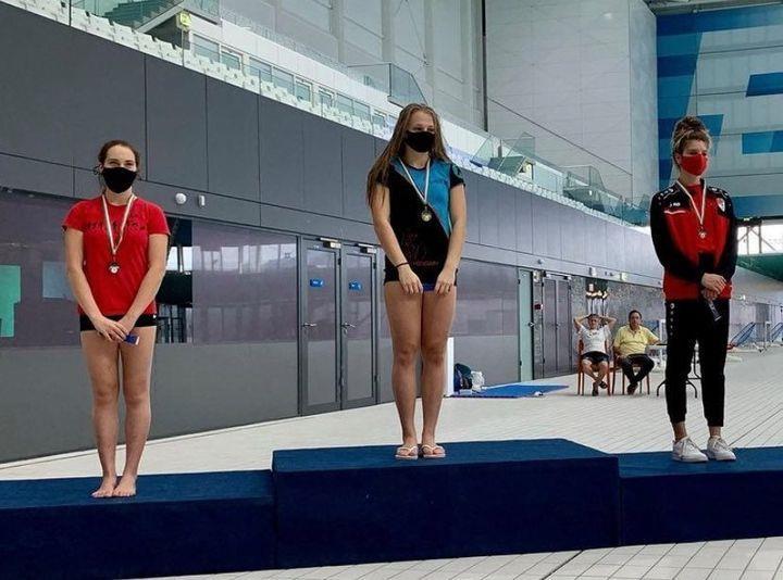 Kun Patrícia (10.B) műugró az Országos Bajnokságon felnőtt 1 méteren 4. helyen, felnőtt 3 méteren 2.