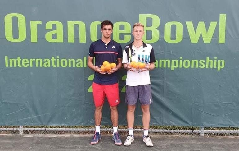 A) teniszező páros partnerével, Velcz Zsomborral megnyerte az amerikai Orange Bowl Kupát.