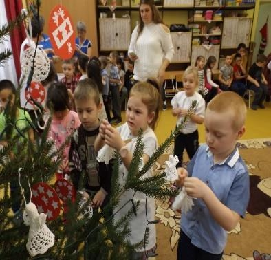 Karácsony az óvodában Ünnepi díszbe öltöztettük az óvodát, a csoportszobát,