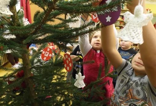 Az ünnepi fények mellett karácsonyi meséket, történeteket ismerhettek meg a