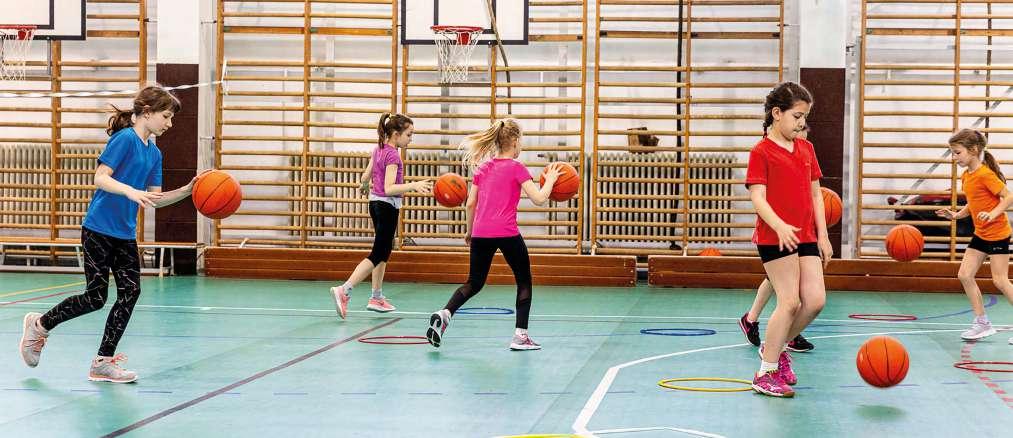 kép: Labdavezetés a térben elhelyezett eszközök körül