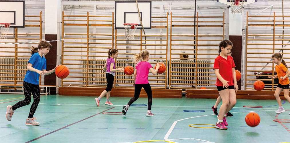 59. kép: Jó példa az alapvető mozgásformák kombinációjára: labdavezetés futás közben (a kitámasztások során esetenként a stabilitás is megjelenhet) A SPORTÁGI TECHNIKÁK FELÉPÍTÉSE A CÉLTÁBLA -MODELL