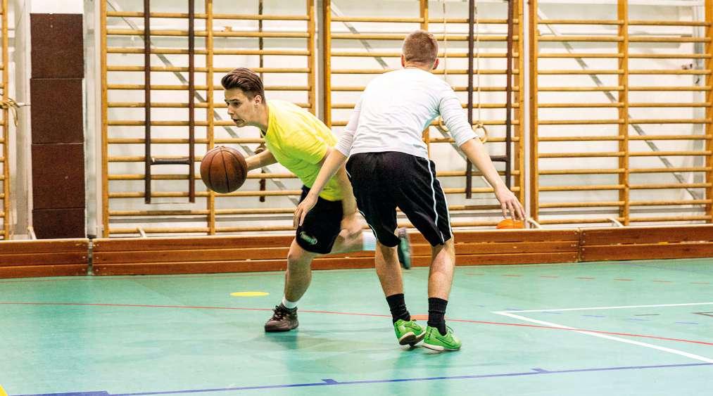 sokszor már a mozgástanulás kezdetén a sportági elő- A hazai sportági oktatás gyakorlata azt mutatja, hogy összetevők mindegyike megtalálható: az eszközök, körülmények, védők, pályaméret stb.