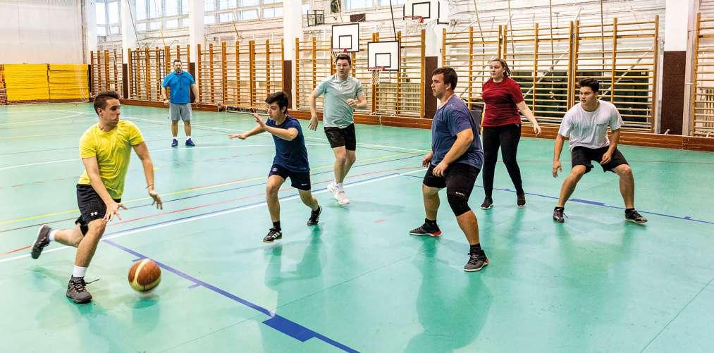 61. kép: Sportági technika alkalmazása autentikus játékhelyzetben (3:3 elleni kisjátékban) hibajavítás kényszerét, és emiatt válik a sportolás a sikertelenség érzetével azonossá sok, a társaktól