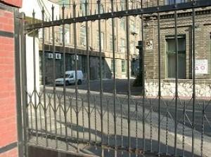 11 Például a 75-ős épület, ahol az én izzós karrierem kezdődött a Rádiócső Kémiai Laborban vagy ahogy mindenki ismerte, a Horváth-laborban, ami azért akkoriban már inkább Zöldi-labornak, mint