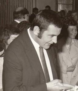 110 Valljuk be, akkoriban, eléggé iszogatós ország voltunk, a munkahelyeken olyan névnapozások folytak irodákban, műhelyekben, hogy a forgalom egy közepes italboltéval vetekedhetett volna.