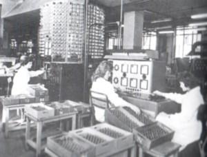 130 Az Audion épület első emeltén, mikroelektronikához képest baromi nagy, olyan 10 centiméteres és testes PL36 készült, meg azt hiszem egy kisebb méretű típus is, de a PL uralta a gyártást.