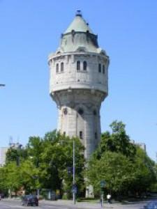 189 TIZESVILLAMOS a 10-es villamos A 10-es villamos Indulás a víztoronytól A tízes villamos, a maihoz képest régi Újpesten közlekedett, hivatalosan fogalmazva, a főváros negyedik kerületében.