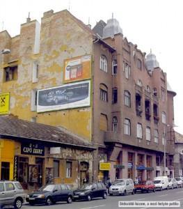 191 E homlokzati szárny egy harmadik emeleti lakója éppen vízért ment a vödrével a másik házak valamelyikébe ilyen idők jártak akkor és közben történt a robbantás.