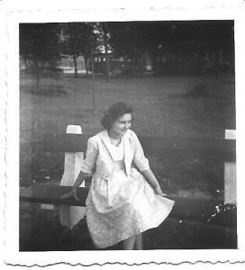 68 A képen Ildikó 1961-ben a "sárga ház" előtti parkban Emlékezetem szerint csak egyszer találkoztunk.