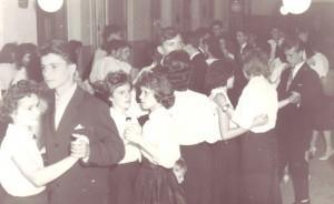 70 A kép baloldalán nagyon táncolunk, talán 1960 tavaszán, az utolsó Attila utcai sulibulin.