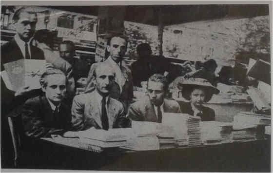 Sértő az 1941-es Könyvnapon a Könyv és Lapkiadó Rt. sátra előtt.