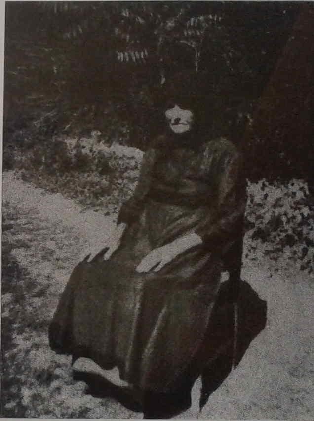 Édesanyám A Sértőéknél megjött a harmadik is... az is gyerek lett... A kis baranyai falucskában egymásnak adogatták a hírt az emberek. 1910-et írtak.