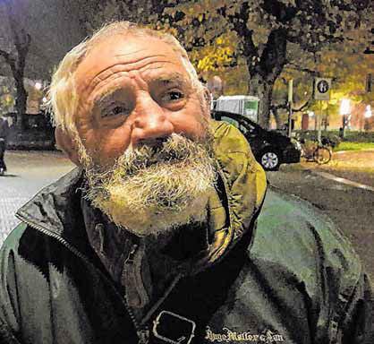 Bartus Bella Pál György, azaz Gyuri bácsi szinte a rendezvény kezdetétől fogva visszatérő vendége az eseménynek. A 69 éves idős ember már több mint tíz éve él az utcán.