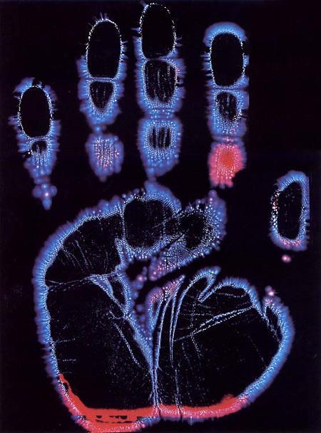 Egy kéz Kirlian-fényképe. (eachoneteachwon.wordpress.com
