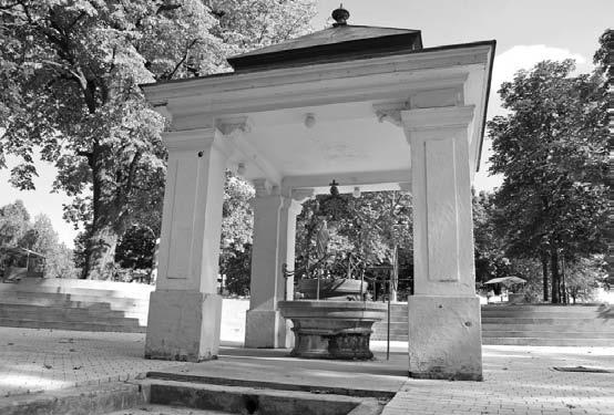 Monostorszeg A Kígyós-ér és a Duna torkolatánál áll a szent kút és a három szentképet tartó kápolna. Az egyház nem ismerte el.