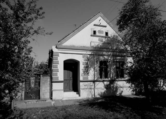 Az utcák kikövezésére még többet kellett várni, erre valamikor a nyolcvanas években került sor. A falu főutcájában a XIX.