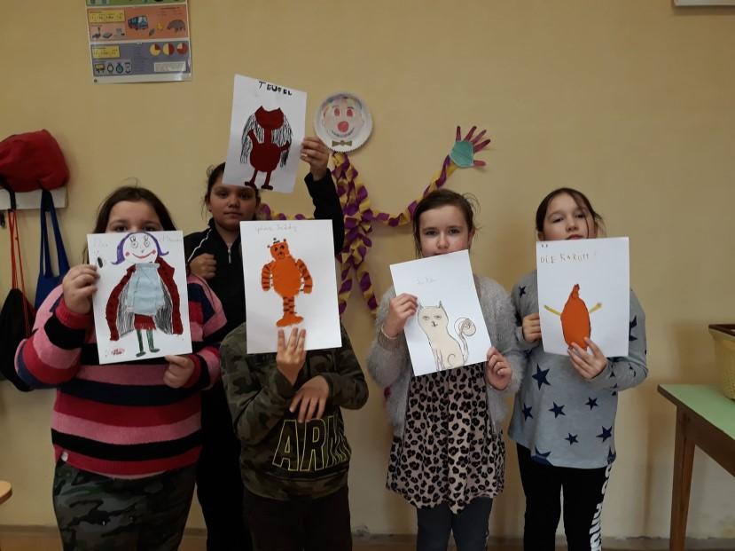 A könyvtárban Mikóné Márta nénivel bohócbábot