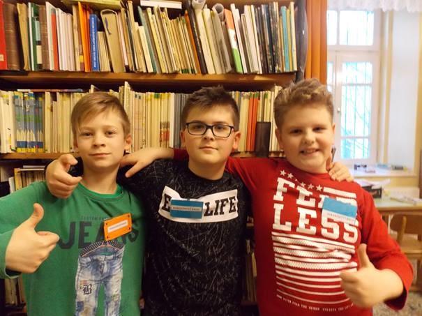 Ebben segítenek az őrjegyek, mert a kivett könyvek helyére be lehet ezeket tenni addig, amíg olvassák a látogatók a kiadványt. Márta néni: A könyvtárban szerkesztjük péntekenként a diákújságot.