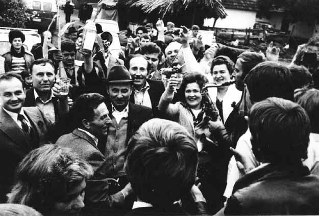 100 Gallusz László építészethez, a helyiségek klasszikus elhelyezéséhez és funkciójához, mint a kisebb tanyákon, ahol az első, vagyis a tisztaszoba főleg a mindenre kíváncsi gyerekek számára olyan