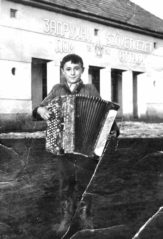 Amerre a köves vezet 139 járati ajtó láttán, hogy a szebb időket is megélt, mára elhanyagolt szövetkezeti otthonban egykor üzemelő vegyesbolt megroggyant üres polcairól is üzenhet a múlt.