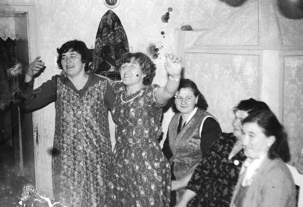 Amerre a köves vezet 149 nem volt divat, hogy bejárjunk valamelyik faluba táncmulatságra vagy akár újévvárásra is eleveníti meg emlékeit Sárvári Mária.