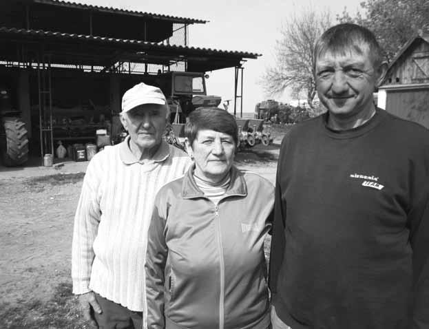 Gyökerek 89 keresnénk a vajdasági rónán, így az Oromparton is, takaros, többnyire korszerű lakóépületekké lettek a házak, s csak a mellettük sorakozó gazdasági létesítmények, a gépek árulkodnak a