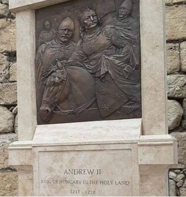 7.2 A templomosok szerepe A templomos lovagrend (Fratres Militiae Templi) 1118-ban, 7 keresztény lovag (más források szerint 8 vagy 9) összefogásával indult, akik a Szentföld zarándokainak védelmére
