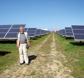 Csoportos napelemek szerelése talajon fekvő állványra Ez többnyire már az ipari fél profi vagy profi erőművek világa (SPP = solar power plant, napelem erőmű).